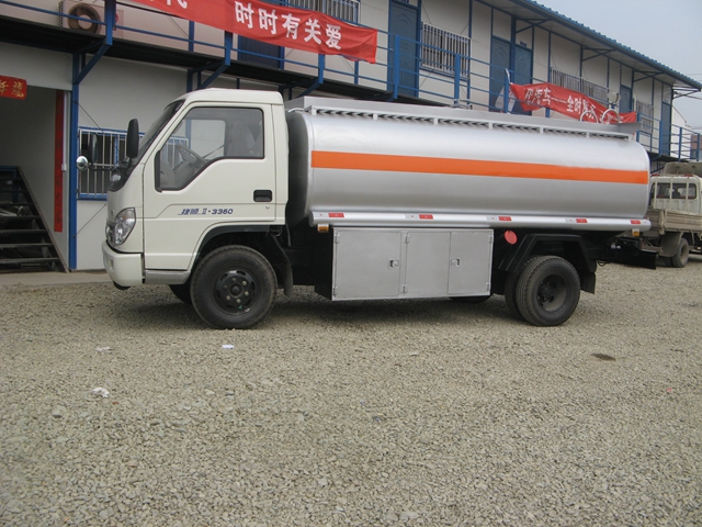 山西福田領(lǐng)航5噸油罐車(chē)