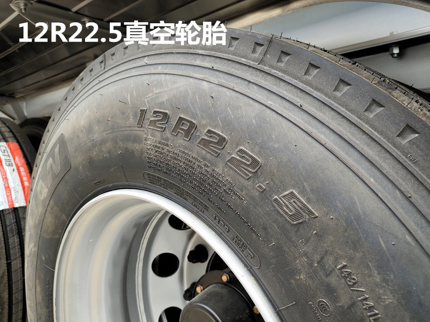 35噸鋁合金半掛油罐車12R22.5輪胎圖片